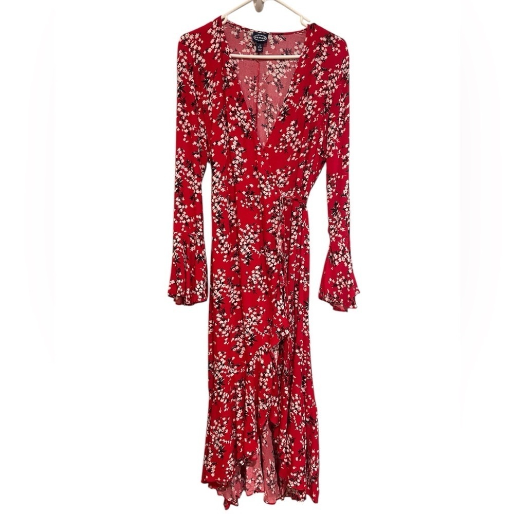 NWT SCOOP Red true Wrap dress with black and white ditsy floral print. Size M